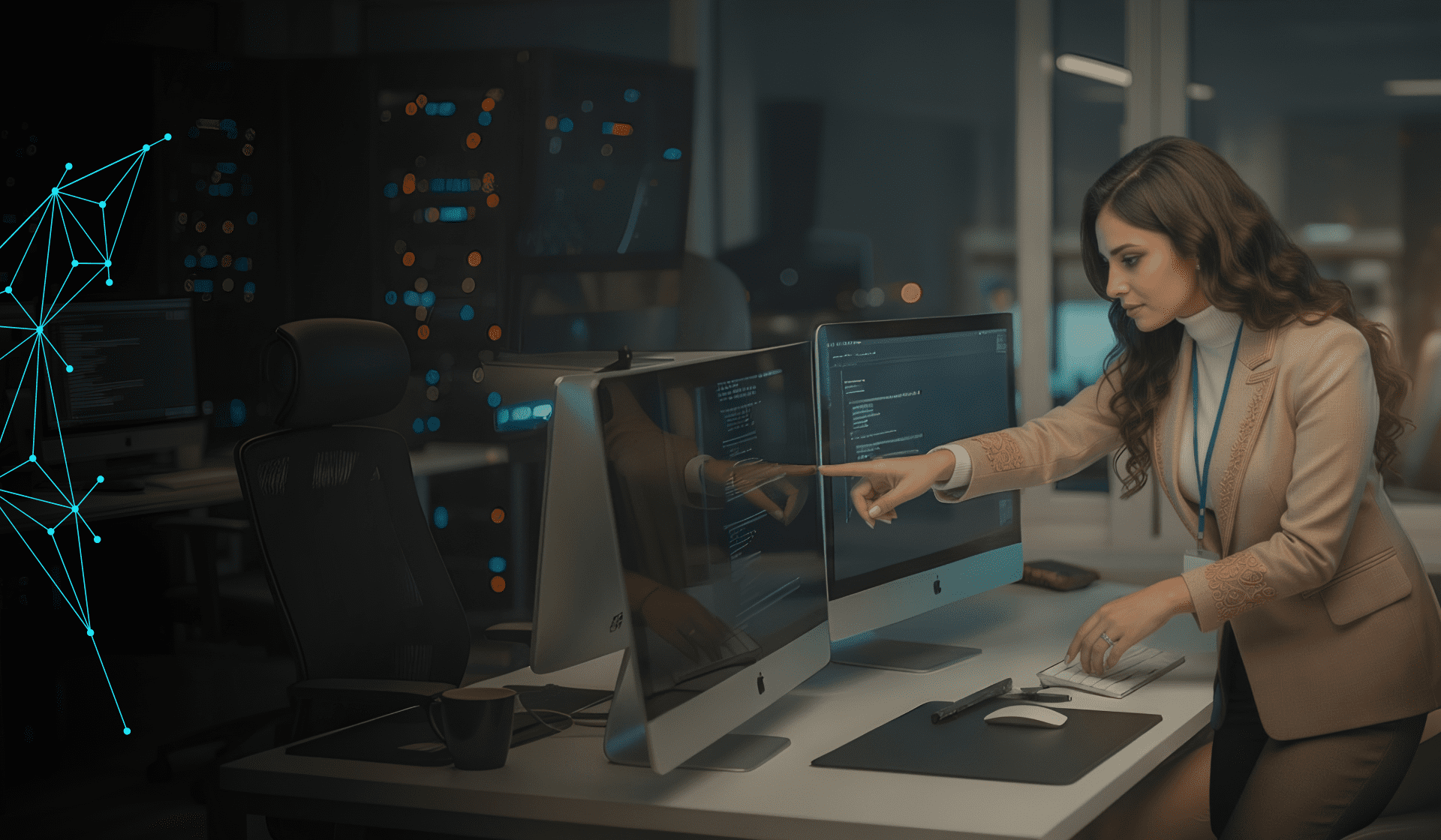Développeuse travaillant sur une application web dans un bureau moderne